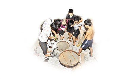 小孩墜井大喊救命？ 抽干井水里面沒人