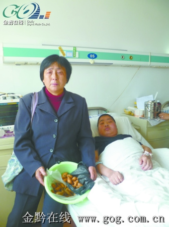 6旬女子為省錢給養子治病每日吃紅薯充饑(圖)