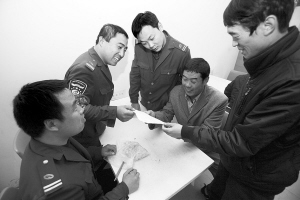 王賓華和同事們一起看那名學生的感謝信 王賓華和同事們一起看那名學生的感謝信