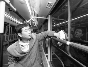 出車前,王賓華仔細清潔車廂 出車前,王賓華仔細清潔車廂