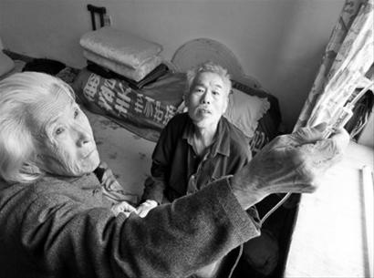 　　李功捷在家里打著點(diǎn)滴，已經(jīng)80歲的母親李淑芳說(shuō)，就算是到了100歲也要照顧好這個(gè)兒子。 記者 王迪 攝