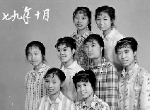 1979年10月，這一次，變化悄悄顯現(xiàn)，有人燙起了新潮的發(fā)型，梳起了卷卷的劉海。