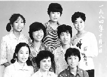 　1984年10月1日，不知是不是短發(fā)流行，女孩們形象大變，8個人中有6個剪短了頭發(fā)。
