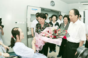 圖為7月3日，陳至立看望最美女教師張麗莉。(謝景剛/攝)