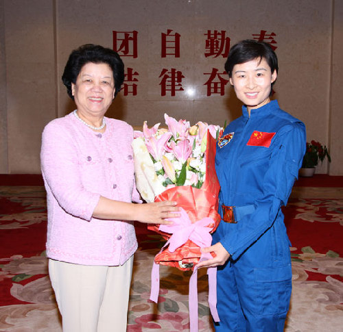 7月30日全國(guó)人大常委會(huì)副委員長(zhǎng)、全國(guó)婦聯(lián)主席陳至立接見航天員劉洋 秦憲安攝