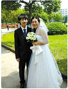 寧波大學科技學院兩同學畢業證結婚證一起領。 圖片來源：寧波日報