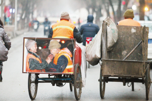 　■三輪車后邊的這幅照片感動了眾多網友，這對環衛工老兩口已經相伴走過了50年。 　