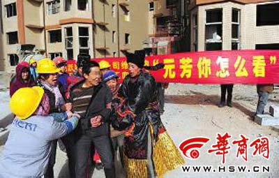 昨日，農(nóng)民工們拉著勞務公司經(jīng)理要錢，經(jīng)理說是甲方一直沒有支付進度款項，他也討要了多次 本報記者葉原攝