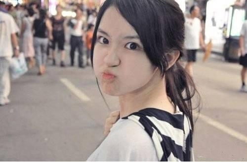 自稱“廈門外國語學(xué)院校花”的潘珂同學(xué)，直接打出了“用其可愛清麗的容貌氣質(zhì)挑戰(zhàn)奶茶妹妹”的口號，一時(shí)間，這一組所謂的“廈門外國語學(xué)院校花潘珂”的照片在網(wǎng)絡(luò)躥紅，許多微博轉(zhuǎn)載，引發(fā)了眾多網(wǎng)友的圍觀與熱議。