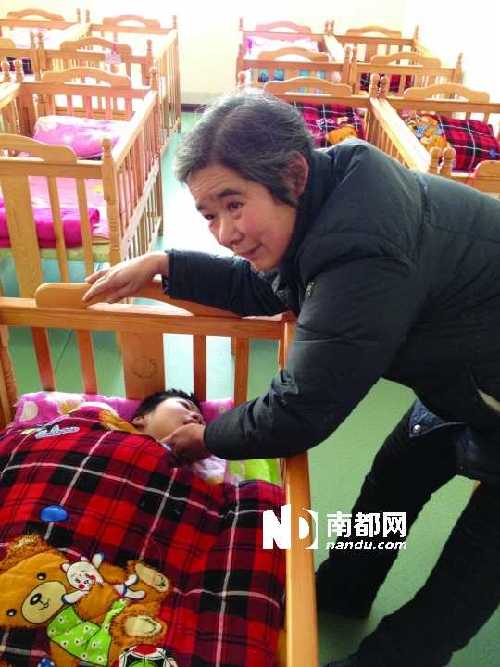   ●1月24日，周鳳桂到南陽市兒童福利院看望被領(lǐng)走的病殘兒。
