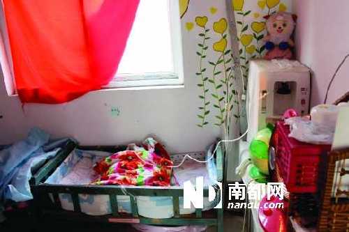  ●平頂山“愛之家”孤兒收養(yǎng)點(diǎn)，一名先天肺發(fā)育不良的男嬰正在吸氧。負(fù)責(zé)人朱智紅一直擔(dān)心這里