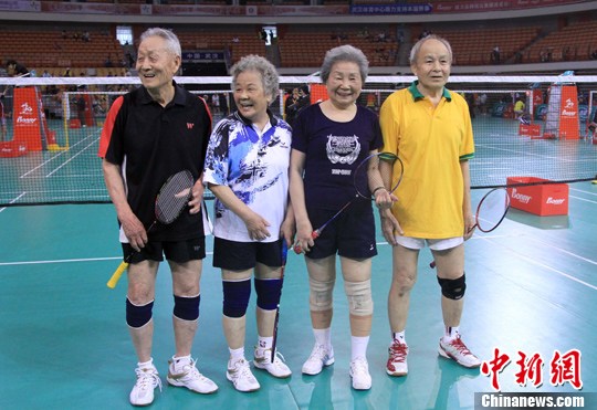 圖為本次邀請(qǐng)賽中年齡最大福建90歲高齡的應(yīng)漢榮老人在比賽中(著深色衣者)。中新社發(fā) 張暢 攝