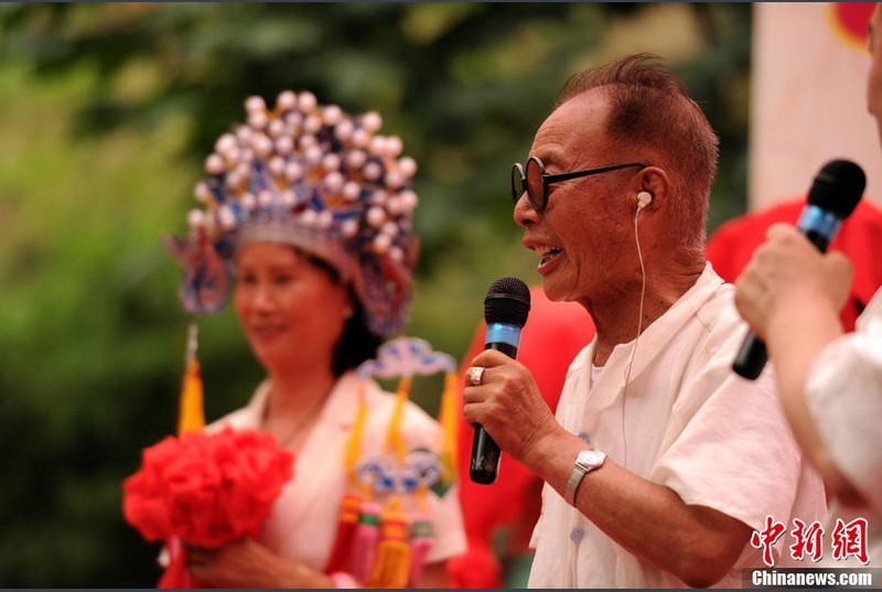 那么，“不肯吃虧”的相親角就是丑惡的嗎？實(shí)際上，相親角的擇偶標(biāo)準(zhǔn)，正是當(dāng)下中國社會(huì)轉(zhuǎn)型期的一面鏡子。“來到這里的，都是沒有選擇的選擇。”研究員孫沛東說。