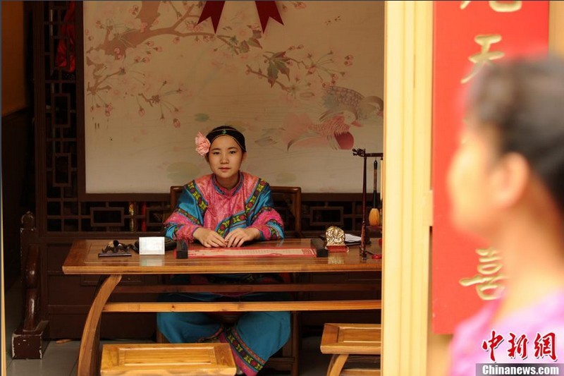 但中國(guó)的相親角，卻呈現(xiàn)另一種圖景：“GDP高速增長(zhǎng)，社會(huì)福利和保障羞羞答答地滯后，人們迫切需要通過(guò)婚姻保持并提高自身的社會(huì)地位，擇偶與婚姻中的經(jīng)濟(jì)考量日益深重。”原本年輕人應(yīng)該自由追求的“幸福”，已經(jīng)發(fā)展成一條明晰的產(chǎn)業(yè)鏈。
