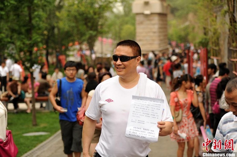 一位家長說：“到相親角來的，基本都是想打翻身仗！女孩自己掙5000塊的，想找1萬塊的；掙1萬塊的想找兩萬塊的；明明自己家里有房子，還要找個住在市中心的。男孩也想找比自己強的女孩，最好也有房子，省得以后離婚被揩油……”