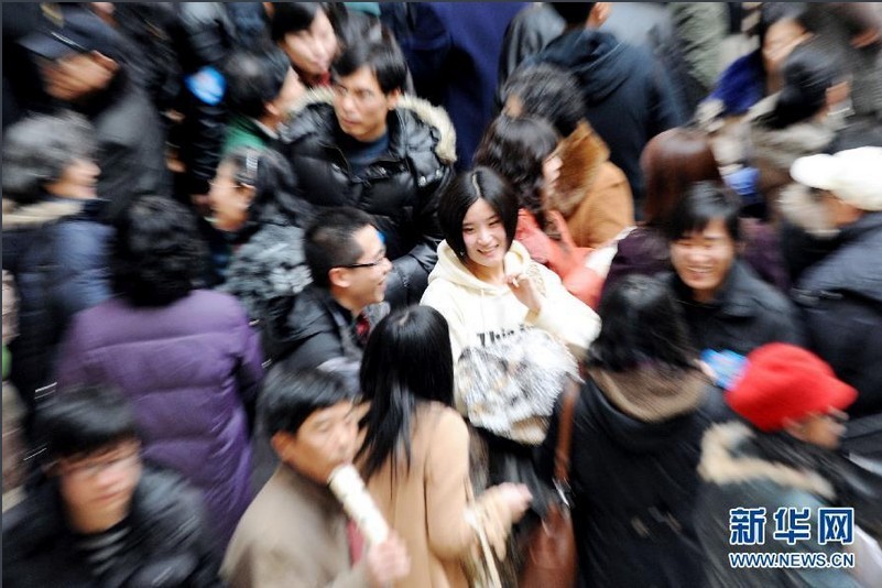 “歐美市場經(jīng)濟的發(fā)展歷史表明，完全自我調(diào)節(jié)的市場最終導(dǎo)致的只是衰退和混亂，‘蛋糕’做大了也只會壞掉。”孫沛東最后強調(diào)，“如果沒有社會共同體的自我保護，市場的邏輯將把我們所有的人和社會關(guān)系都變成商品。對此，每一個人都得保持必要的警惕。”