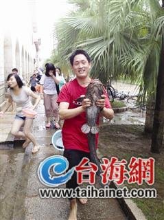 同學們，抓魚了 圖片來自網友微博