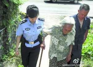 民警將吳婆婆送回家。 警方供圖