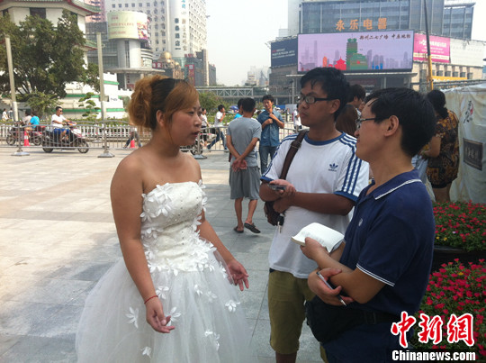 “可可”是河南南陽(yáng)人，13日是她的20歲生日，她想通過(guò)這種方式讓大眾了解，艾滋病人也可以有婚育權(quán)。 曹錚　攝