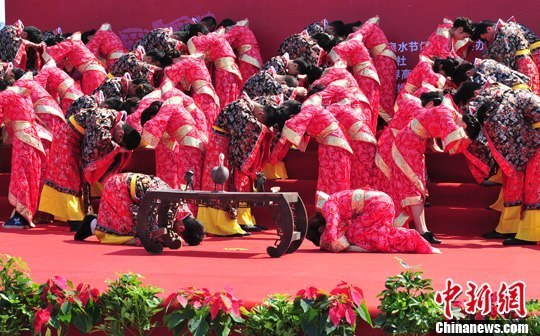 9月1日，一場(chǎng)別開生面的“重溫漢唐風(fēng)”漢式集體婚禮在泉城濟(jì)南舉行，72名新人身著傳統(tǒng)漢服喜結(jié)良緣，并在許愿墻上許下“千年共枕眠，一世永相愛”心愿。圖為新人解纓結(jié)發(fā)。中新社發(fā) 張勇 攝