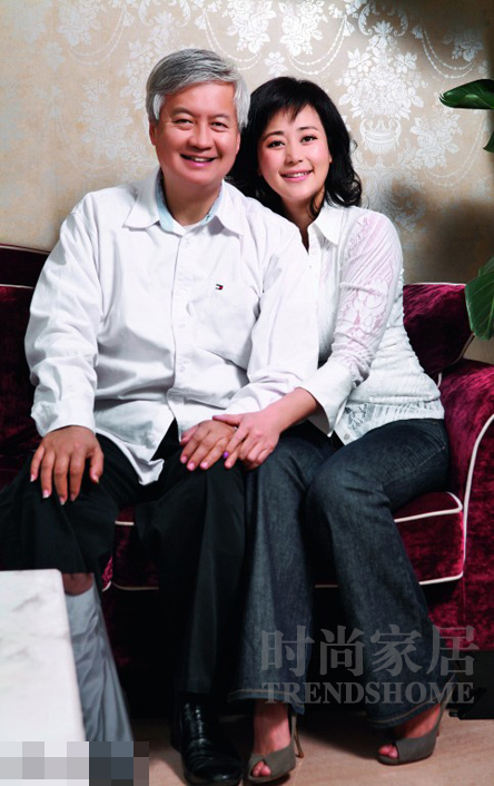 龍虎娛樂訊 丁瑋為前貴州貪官閻建宏的兒媳婦，東窗事發時攜巨額遠逃美國創立珠寶品牌歐致寶，與薛蠻子在美國相識，后嫁予薛蠻子，成為薛蠻子的第二任妻子。