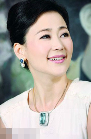 丁瑋為前貴州貪官閻建宏的兒媳婦，東窗事發(fā)時攜巨額遠(yuǎn)逃美國創(chuàng)立珠寶品牌歐致寶，與薛蠻子在美國相識，后嫁予薛蠻子，成為薛蠻子的第二任妻子。
