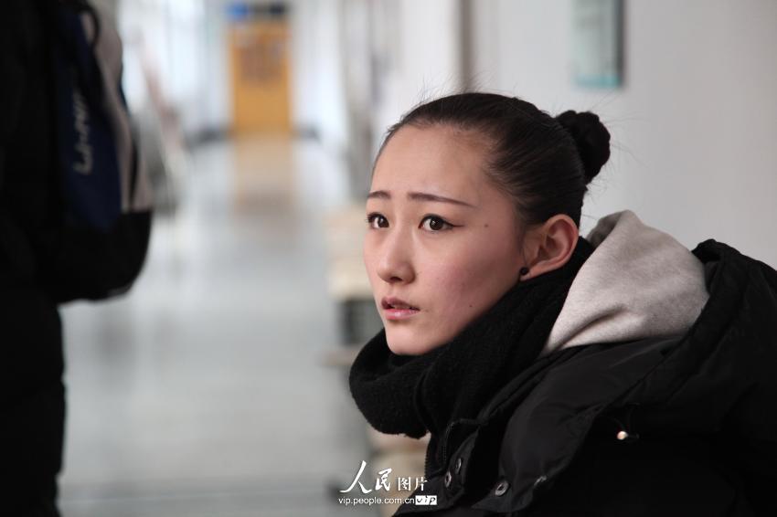 2014年2月17日，山東濱州，背著大包小包的藝考考生在濱州學(xué)院報(bào)名點(diǎn)候考。