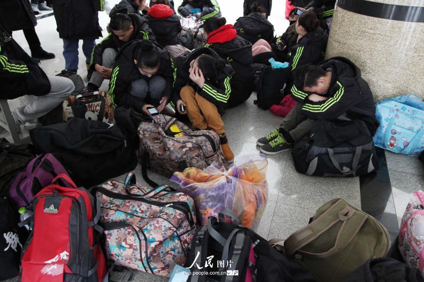 2014年2月17日，山東濱州，背著大包小包的藝考考生在濱州學(xué)院報(bào)名點(diǎn)候考。