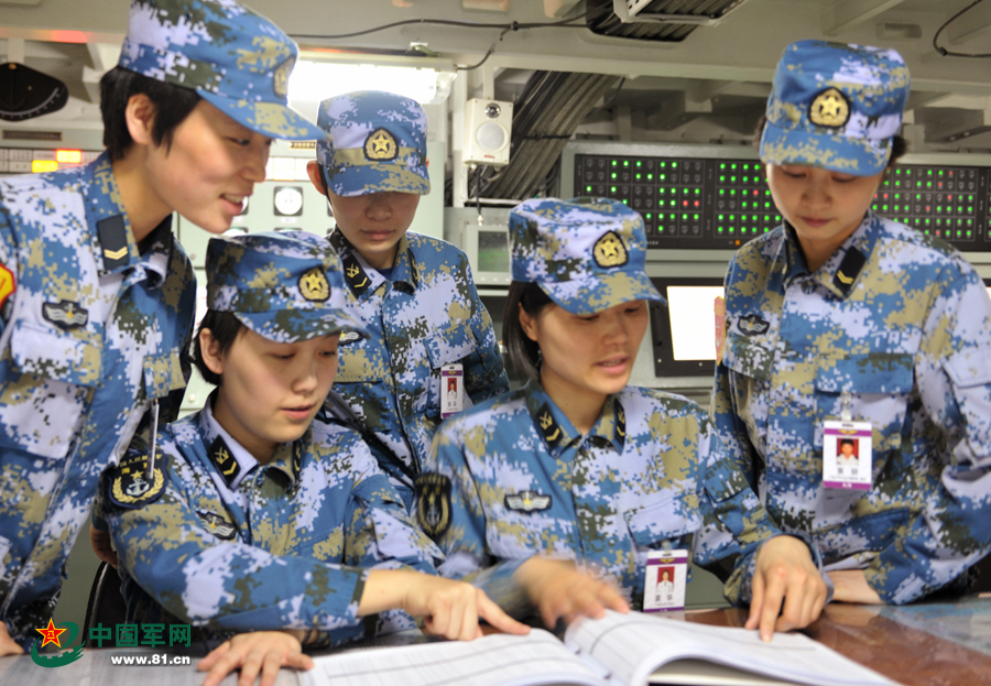 遼寧艦女艦員共同學習專業知識。本網通訊員 王松岐 攝