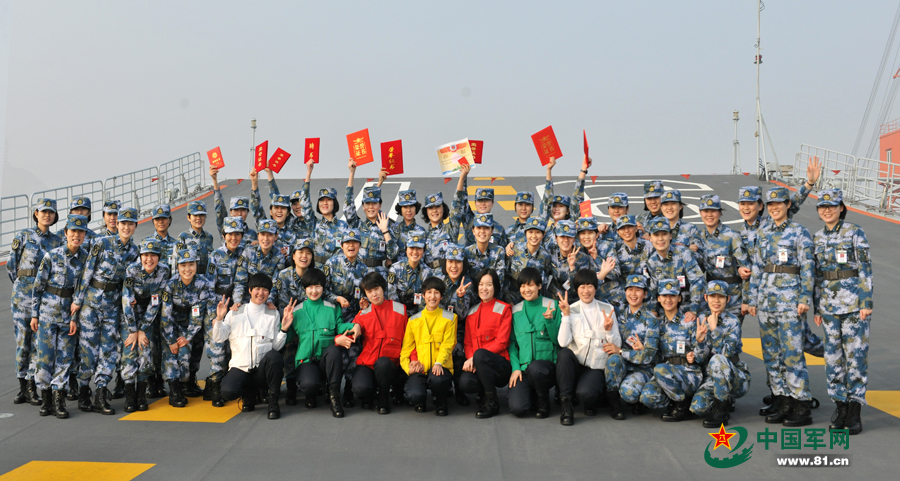 獲獎多多的三八紅旗手女艦員群體合影。本網(wǎng)通訊員 王松岐 攝