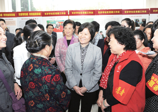 4月16日，沈躍躍在武漢市百步亭社區(qū)調(diào)研時(shí)，與社區(qū)志愿者親切交談。記者 楊睿 攝