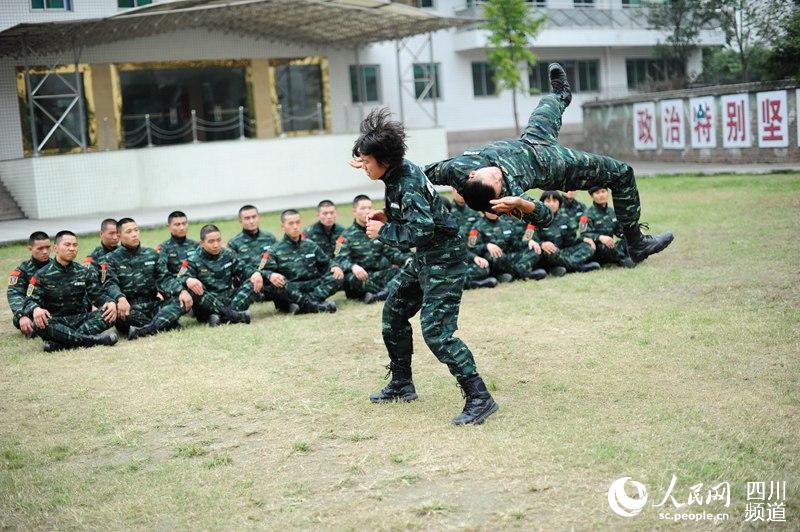 女子特警隊老兵在進行擒敵訓練。（圖片由四川武警涼山支提供）