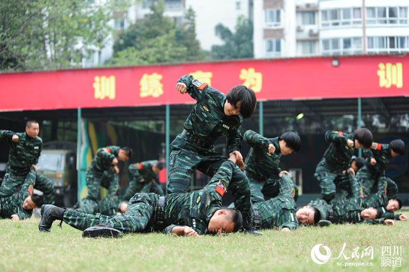 女子特種兵招招制敵。(圖片由四川武警涼山支提供)