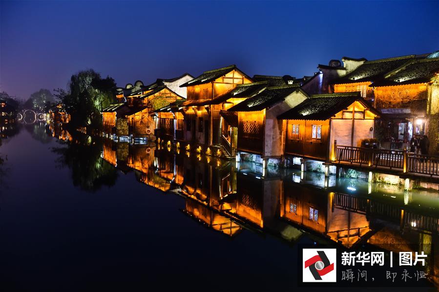 12月15日，烏鎮西柵呈現美麗的夜色。