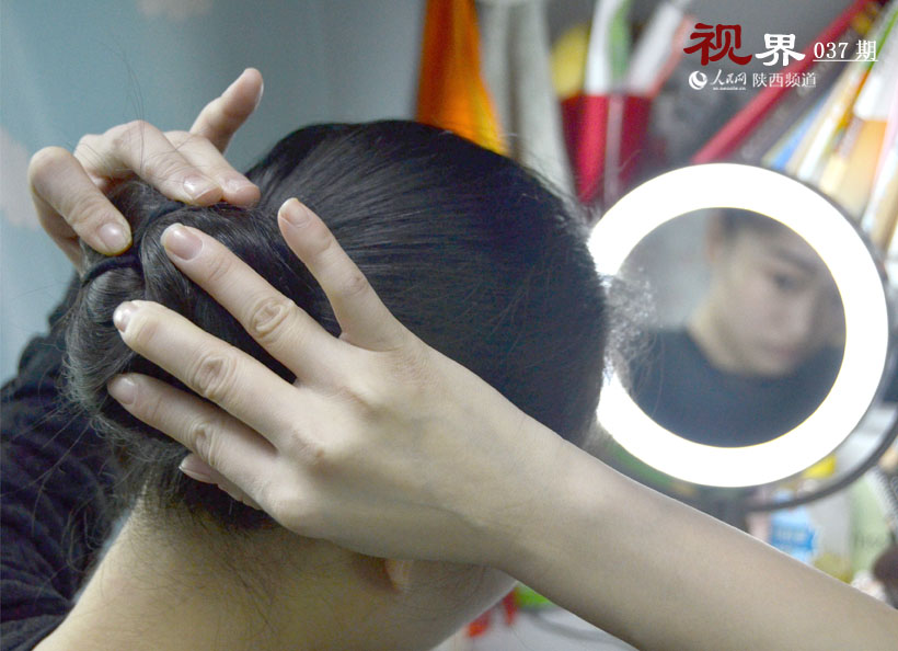 清晨6時(shí)，黃嘉慧開(kāi)始洗漱整理。盤頭，對(duì)于舞者而言，是清晨的一種儀式。