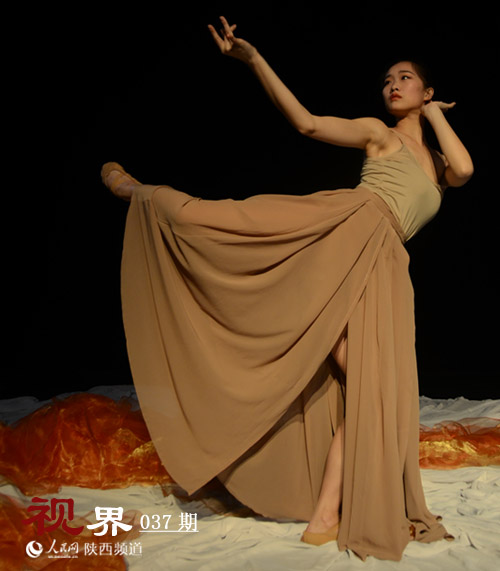 倩影曼妙，舞姿婀娜。舞者用律動、造型，賦予生命的原始躁動以節(jié)奏秩序，使之化為一種情調，可洞若觀火地呈現(xiàn)。