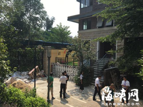 別墅院子外裝上了電子開閉門，室內也鋪好了人造草坪