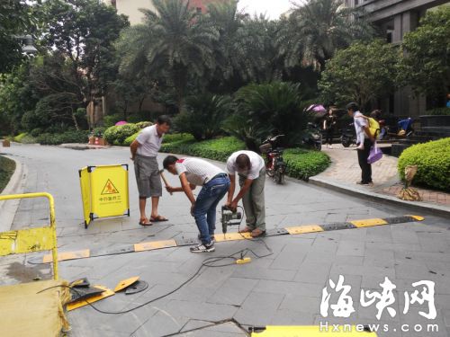 男童被撞亡后，該小區(qū)開始在通道上加裝減速帶