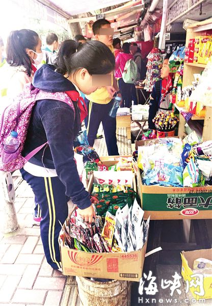 校門(mén)口食雜店的各種“五毛食品”是學(xué)生的最?lèi)?ài)