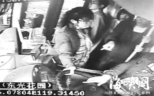 視頻監控顯示，女乘客抓住公交車方向盤