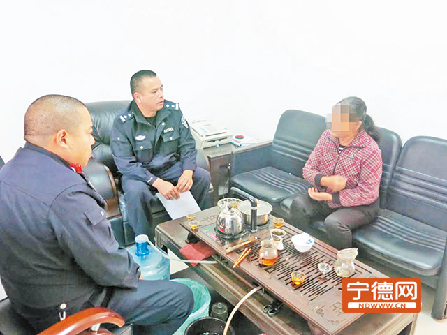 男孩的母親前來致謝。