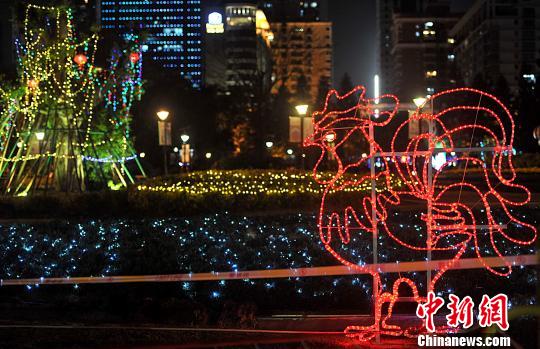 2月7日晚，福州溫泉公園里各種彩燈將公園裝扮的流光溢彩。　張斌　攝