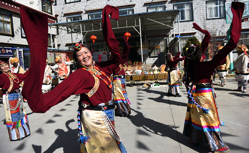 2月27日，拉薩市城關(guān)區(qū)阿壩林卡社區(qū)老年文藝隊(duì)表演舞蹈。